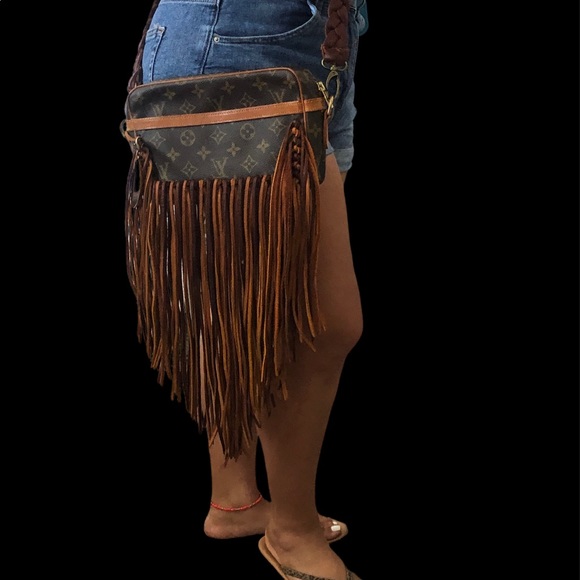 LOUIS VUITTON CROSSBODY - Picture 2 of 11